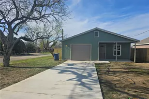 800 E 6th St, Nixon, TX 78140 - Photo 2