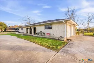 911 W Constitution St, Victoria, TX 77901 - Photo 4