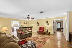 911 W Constitution St, Victoria, TX 77901 - Photo 8