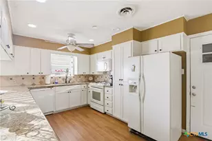 911 W Constitution St, Victoria, TX 77901 - Photo 16