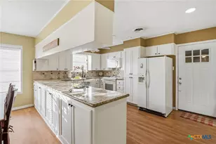 911 W Constitution St, Victoria, TX 77901 - Photo 18