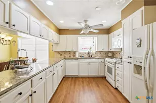 911 W Constitution St, Victoria, TX 77901 - Photo 14