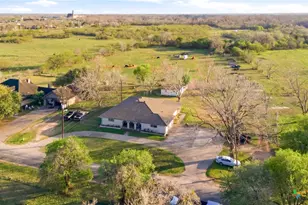 911 W Constitution St, Victoria, TX 77901 - Photo 2