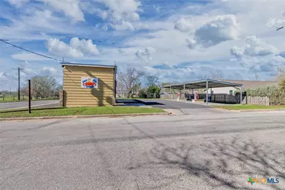 806 N Avenue G, Shiner, TX 77984 - Photo 2