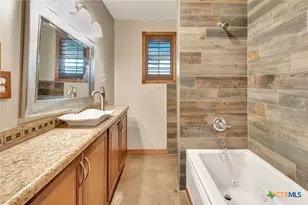 52 N Old Bloomington Rd, Victoria, TX 77905 - Photo 8