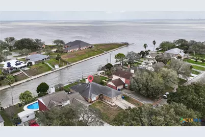 123 E Harbor Drive, Port Lavaca, TX 77979 - Photo 2
