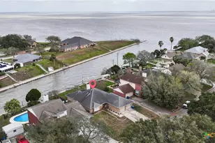 123 E Harbor Dr, Port Lavaca, TX 77979 - Photo 2