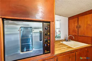 921 Robertson St, Gonzales, TX 78629 - Photo 10