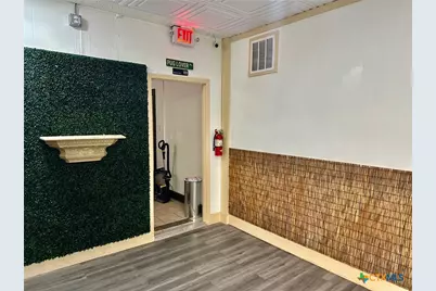 211 E Court Street, Seguin, TX 78155 - Photo 12