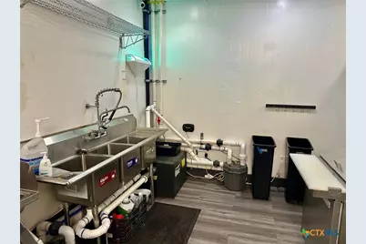 211 E Court Street, Seguin, TX 78155 - Photo 14