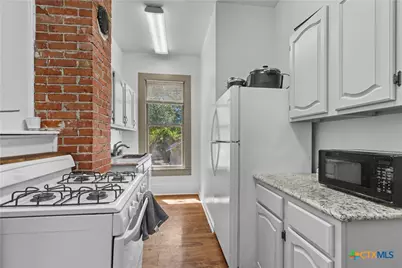 527 W San Antonio Street #6, San Marcos, TX 78666 - Photo 2