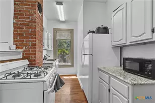 527 W San Antonio St, San Marcos, TX 78666 - Photo 2