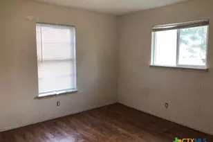 710 E Baxter St, Seguin, TX 78155 - Photo 2