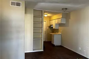 710 E Baxter St, Seguin, TX 78155 - Photo 8