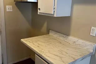 710 E Baxter St, Seguin, TX 78155 - Photo 6