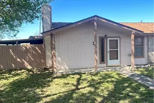 1051 Country Club Dr, Seguin, TX 78155 - Photo 2