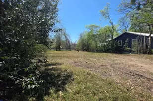 941 Matamoros St, Seguin, TX 78155 - Photo 2