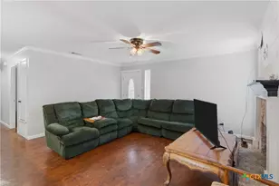 1051 Country Club Dr, Seguin, TX 78155 - Photo 4