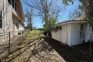 227 West End St, Goliad, TX 77963 - Photo 4