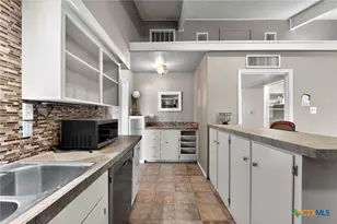 205 Lakewood Dr, Gatesville, TX 76528 - Photo 4