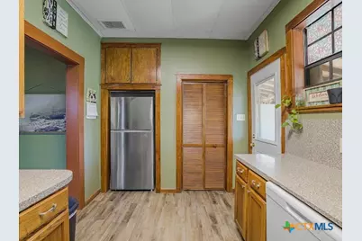 205 Hubbard Street, Yoakum, TX 77995 - Photo 12