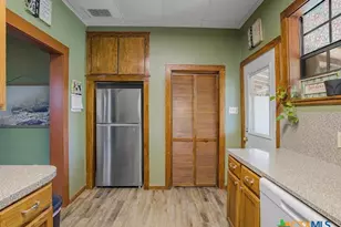 205 Hubbard St, Yoakum, TX 77995 - Photo 12