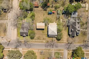 205 Hubbard St, Yoakum, TX 77995 - Photo 32