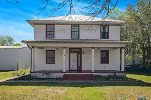 205 Hubbard St, Yoakum, TX 77995 - Photo 2