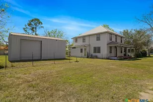 205 Hubbard St, Yoakum, TX 77995 - Photo 4