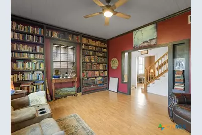 205 Hubbard Street, Yoakum, TX 77995 - Photo 6