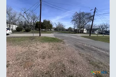 902 Simpson Street, Yoakum, TX 77995 - Photo 4