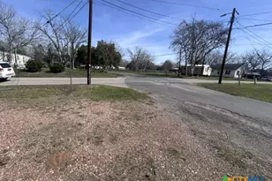 902 Simpson St, Yoakum, TX 77995 - Photo 4