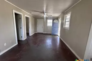 902 Simpson St, Yoakum, TX 77995 - Photo 6