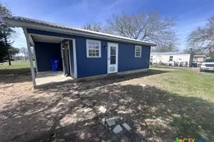 902 Simpson St, Yoakum, TX 77995 - Photo 2