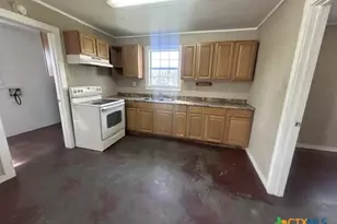 902 Simpson St, Yoakum, TX 77995 - Photo 8