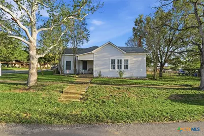 211 E 4th Street, Nixon, TX 78140 - Photo 1