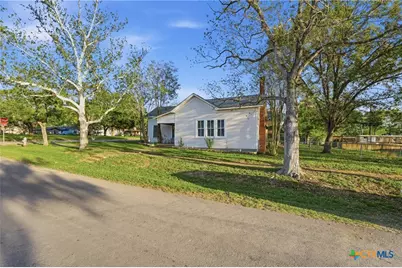 211 E 4th Street, Nixon, TX 78140 - Photo 4