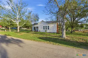 211 E 4th St, Nixon, TX 78140 - Photo 4