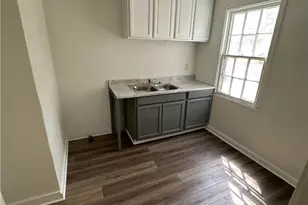 1204 E Warren Ave, Victoria, TX 77901 - Photo 2