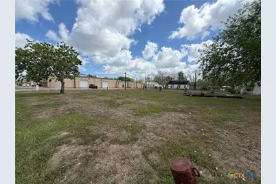 105 S Juanita Street, Port Lavaca, TX 77979 - Photo 2