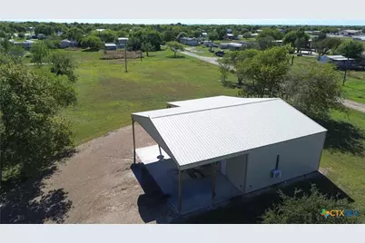 407 W Oakland Avenue, Seadrift, TX 77983 - Photo 2