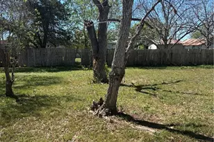308 Poth St, Yoakum, TX 77995 - Photo 8
