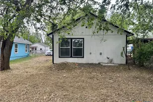 929 Veterans St, Seguin, TX 78155 - Photo 2