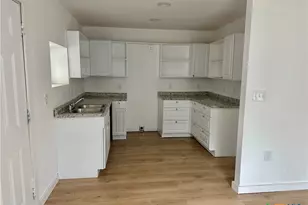 929 Veterans St, Seguin, TX 78155 - Photo 4