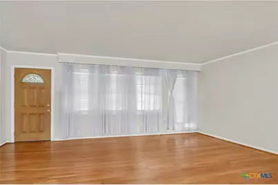 1010 E Humphreys Street, Seguin, TX 78155 - Photo 6