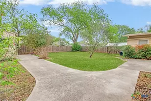 1010 E Humphreys St, Seguin, TX 78155 - Photo 4