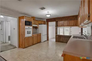 226 Thornton St, Gonzales, TX 78629 - Photo 4