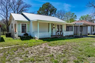 226 Thornton St, Gonzales, TX 78629 - Photo 12