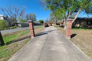 203 N West St, Yorktown, TX 78164 - Photo 4