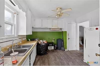 2011 N Jecker, Victoria, TX 77901 - Photo 8